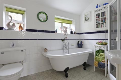 2 bedroom bungalow for sale, Josephine Close, Lower Kingswood, Tadworth, Surrey, KT20