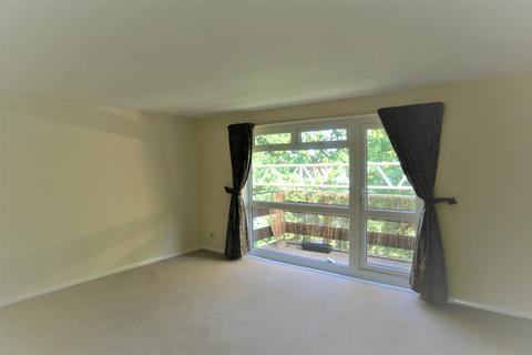 2 bedroom apartment to rent, Oakdene Court, Walton-on-Thames KT12