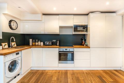 2 bedroom flat for sale, Corben Mews, London SW8