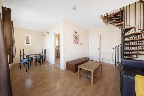 3 bedroom duplex for sale, De Quincey Mews, London E16