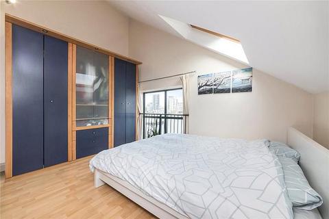 3 bedroom duplex for sale, De Quincey Mews, London E16