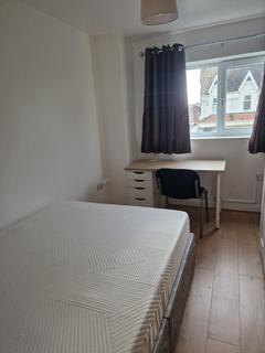 3 bedroom flat to rent, Moss lane east, manchester M14