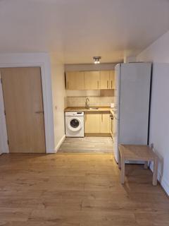 3 bedroom flat to rent, Moss lane east, manchester M14