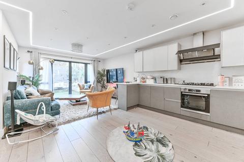 3 bedroom flat to rent, Russell Green Close, Purley, CR8