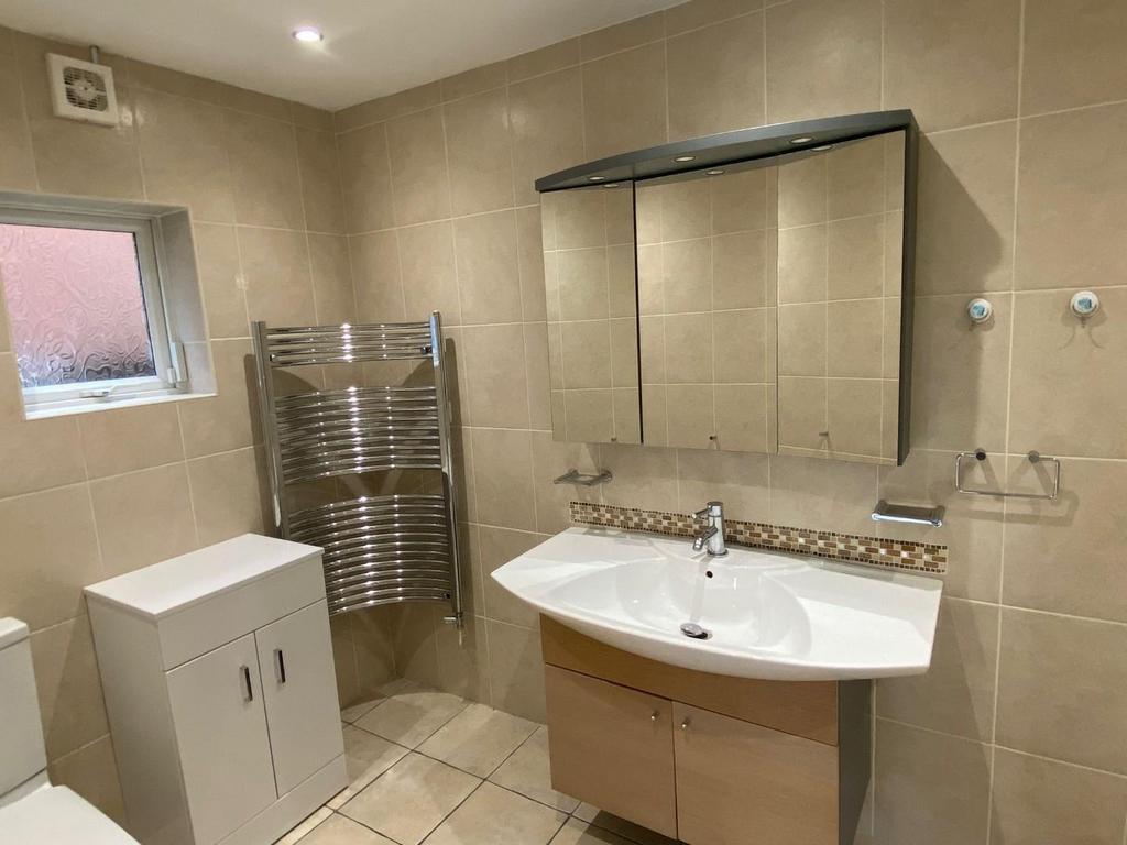 Downstairs ensuite 2.jpeg