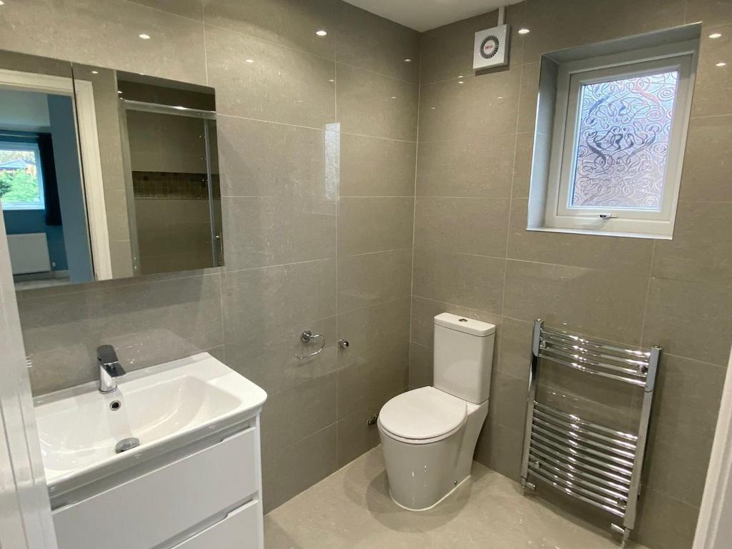 Bedroom 1 ensuite .jpeg