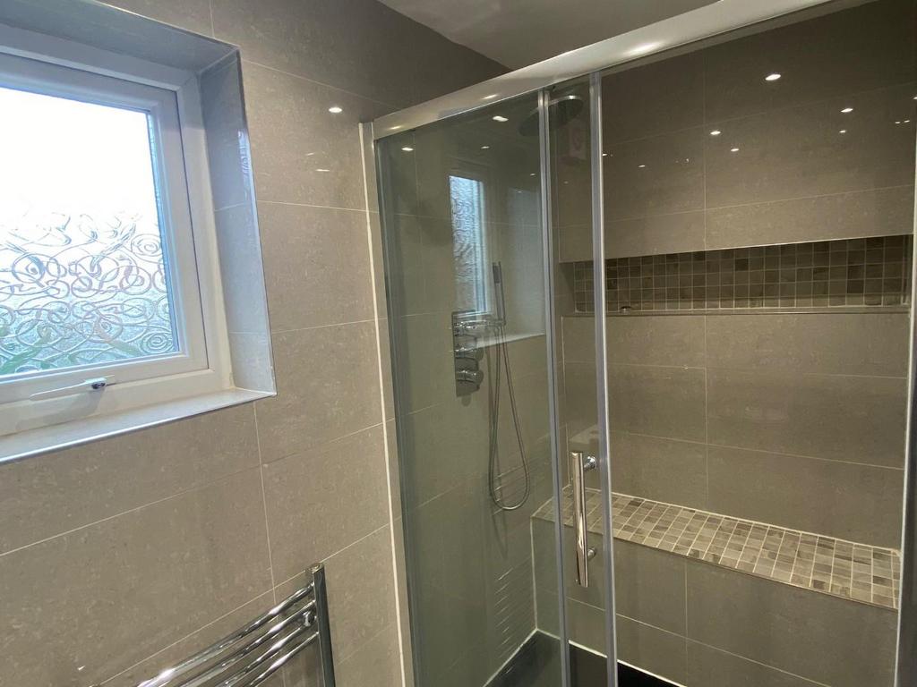 Bedroom 1 ensuite 2.jpeg