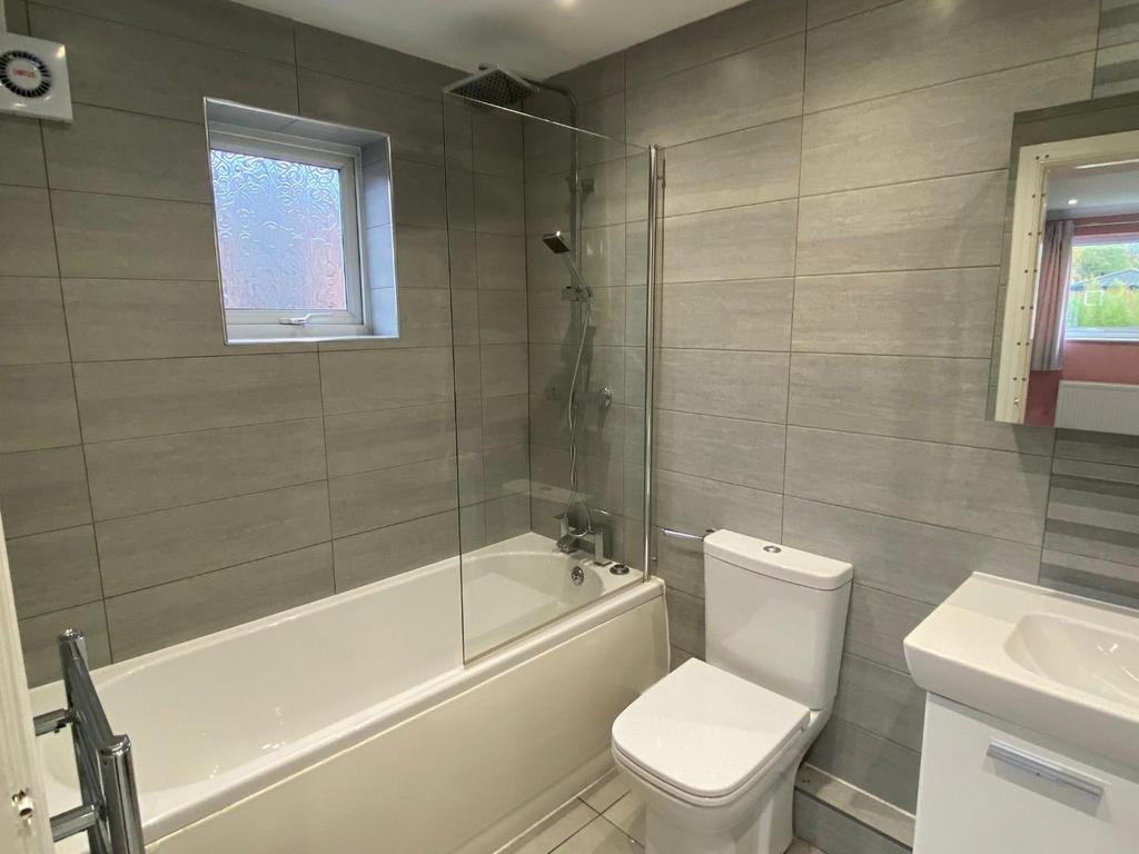 Bedroom 3 ensuite.jpeg