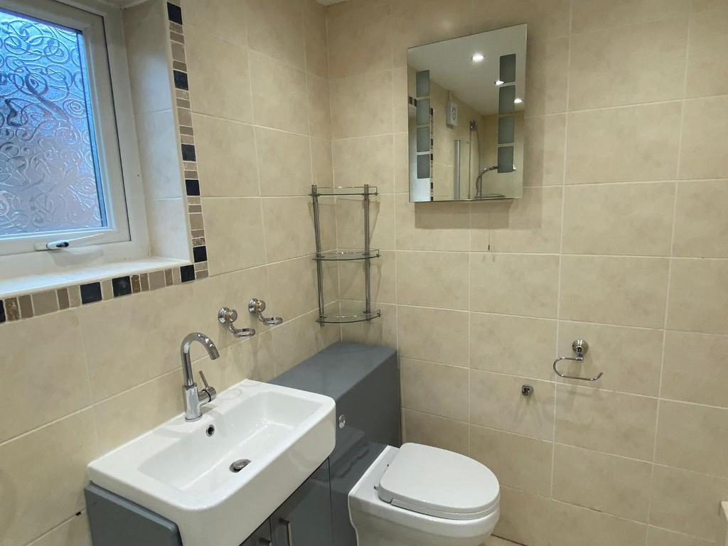 Shower room 2.jpeg