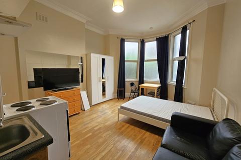 Studio to rent, Brondesbury Park, Willesden Green/Brondesbury Park NW2