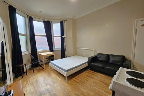 Studio to rent, Brondesbury Park, Willesden Green/Brondesbury Park NW2