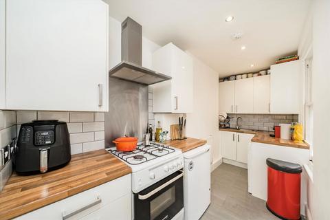 2 bedroom flat to rent, Cambridge Heath Road, London E2