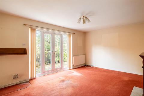 2 bedroom flat for sale, Ground floor flat with private garden on Appledore Gardens, Lindfield