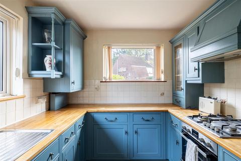 2 bedroom flat for sale, Ground floor flat with private garden on Appledore Gardens, Lindfield