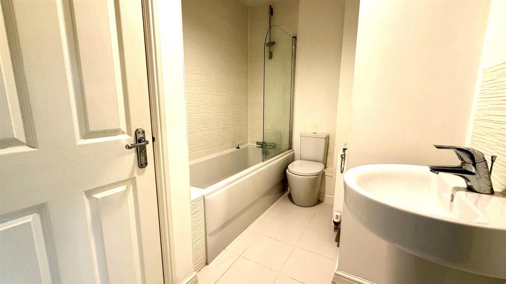 3 piece bathroom in white