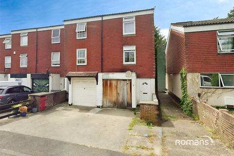 3 bedroom semi-detached house to rent, St. Helen Close, Uxbridge, UB8