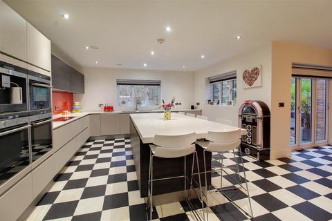 5 bedroom detached house for sale, Peplins Way, Brookmans Park AL9