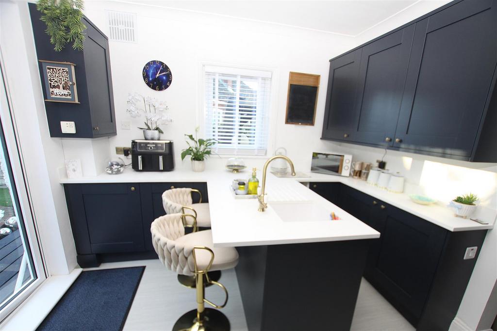 Kitchen b.jpg