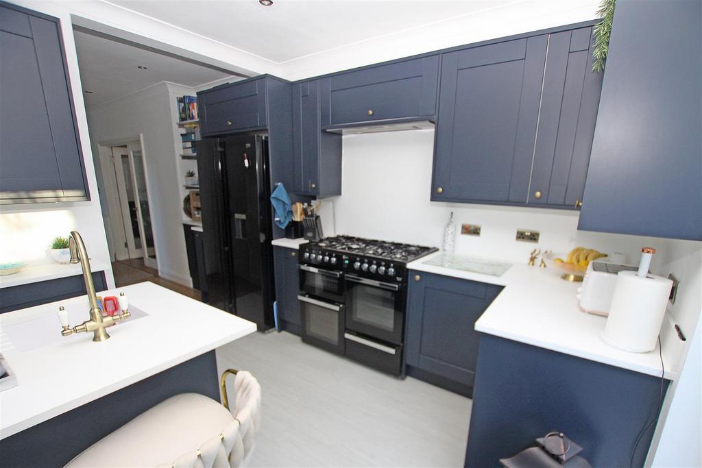 Kitchen a.jpg
