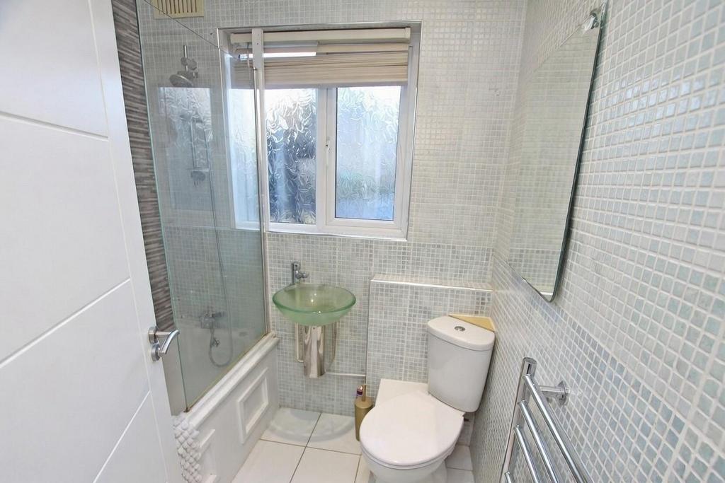 Downstairs bath.jpeg