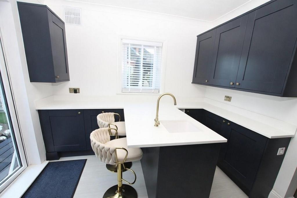 Kitchen 2.jpeg