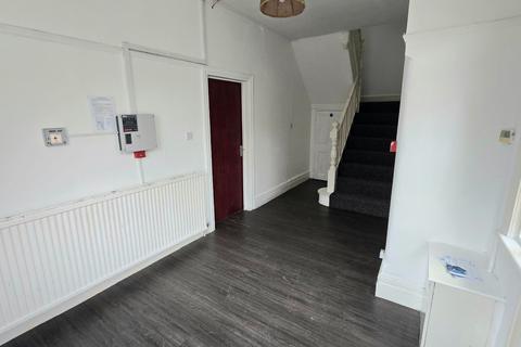 8 bedroom terraced house to rent, Park Range, Manchester