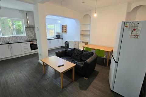 8 bedroom terraced house to rent, Park Range, Manchester