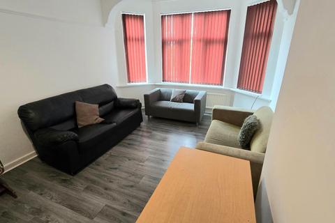 8 bedroom terraced house to rent, Park Range, Manchester