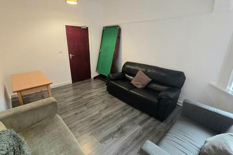 8 bedroom terraced house to rent, Park Range, Manchester