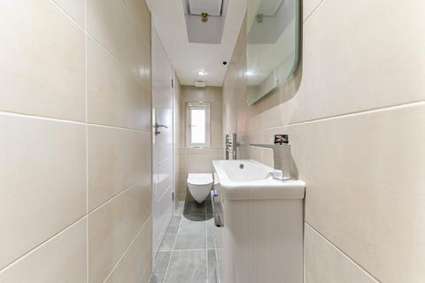 Studio to rent, Canfield Gardens, London