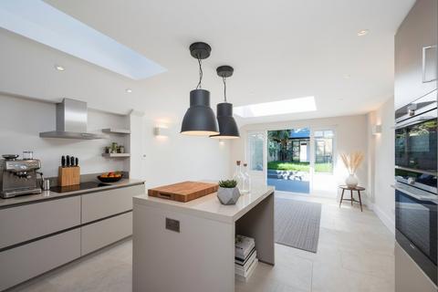 3 bedroom terraced house to rent, Queens Road, East Sheen, London