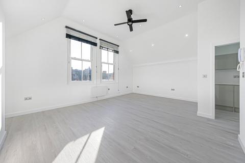 Studio to rent, Canfield Gardens, London