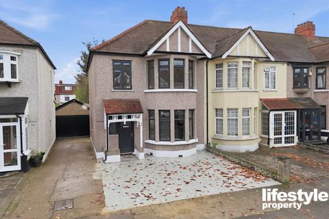 Collinwood Gardens , Gants Hill, Ilford