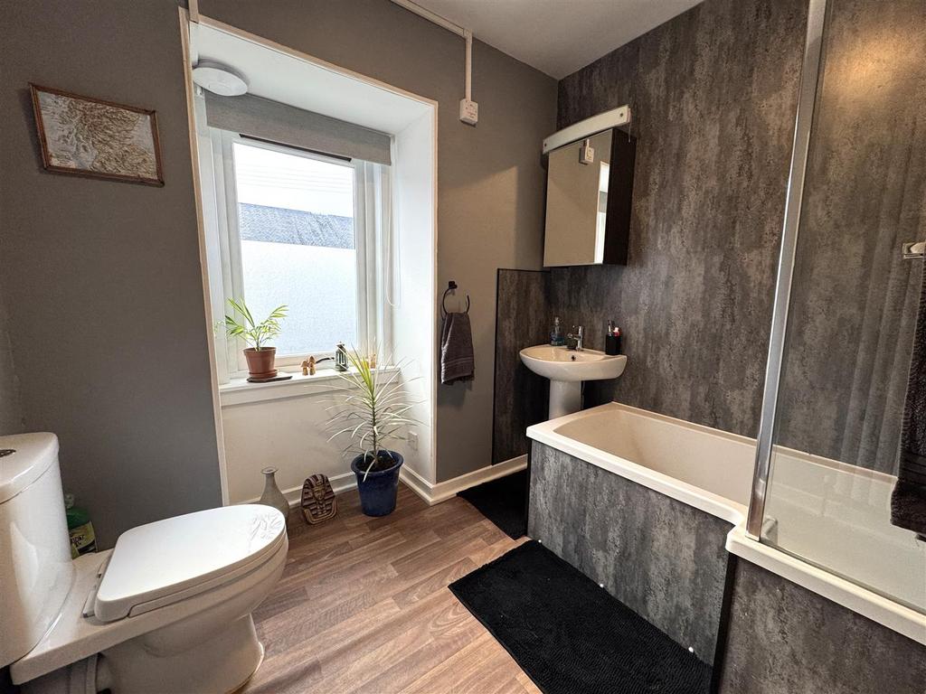 Bathroom 1.jpg