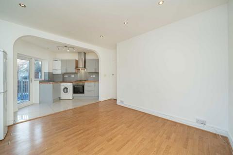 3 bedroom maisonette to rent, Page Street, London NW7