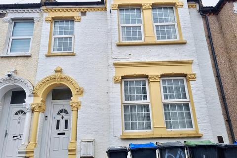 2 bedroom flat to rent, Hathaway Road, Croydon
