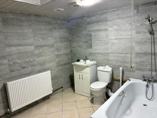 Bathroom (ground floor)