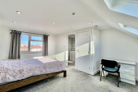4 bedroom terraced house for sale, Byron Avenue, Cranford TW4
