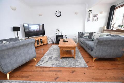 3 bedroom semi-detached house for sale, Lappmark Road, Canvey Island SS8