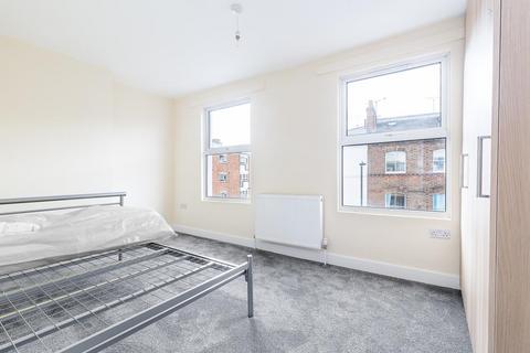4 bedroom maisonette to rent, Blythe Road, Brook Green, W14