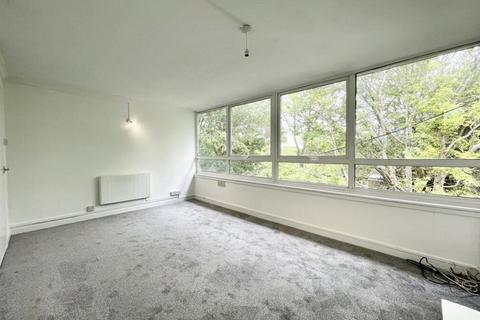 2 bedroom flat to rent, Walden Road Walden Parade BR7