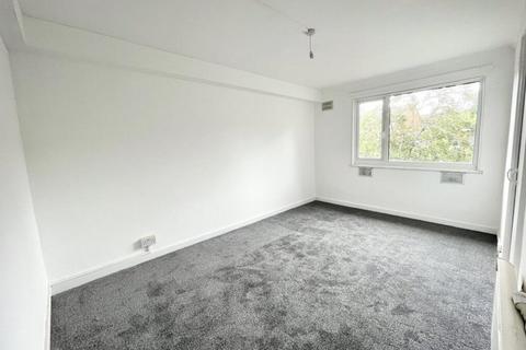 2 bedroom flat to rent, Walden Road Walden Parade BR7