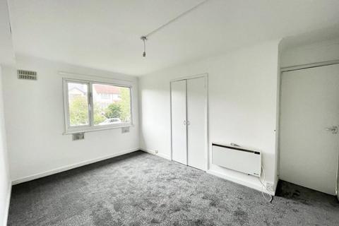 2 bedroom flat to rent, Walden Road Walden Parade BR7