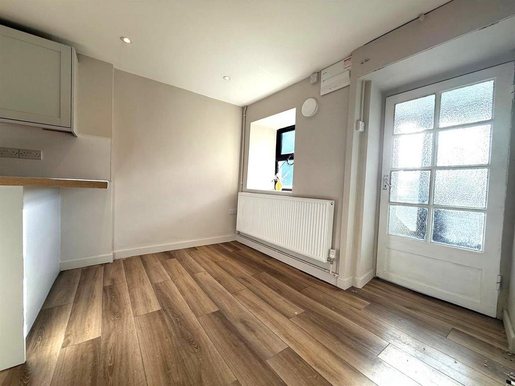 Kitchen2.jpg