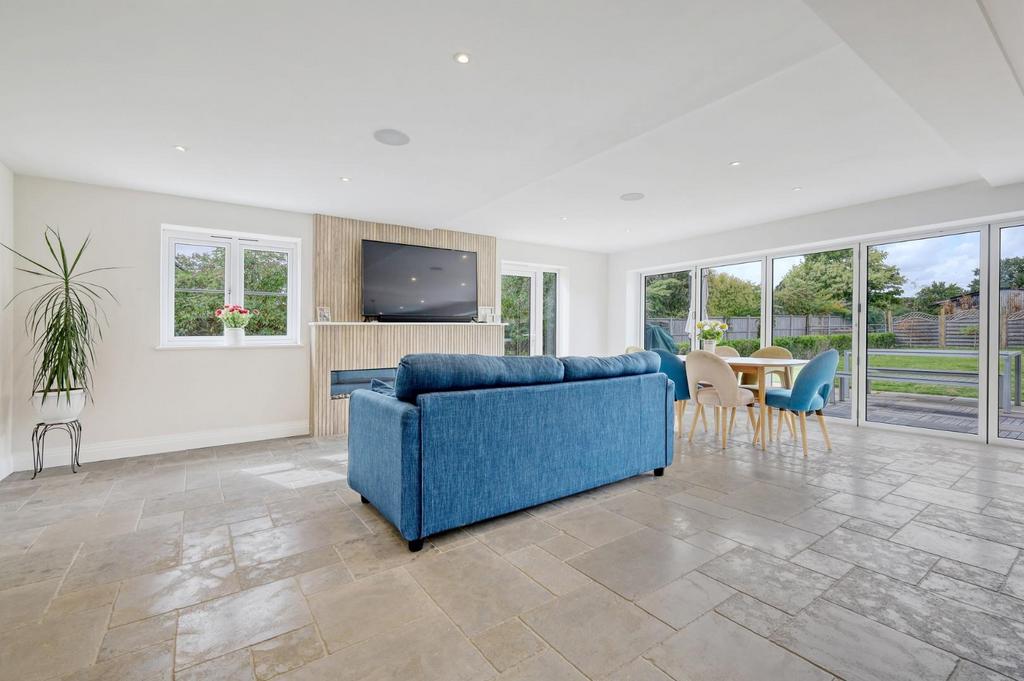 Lounge/Dining Area