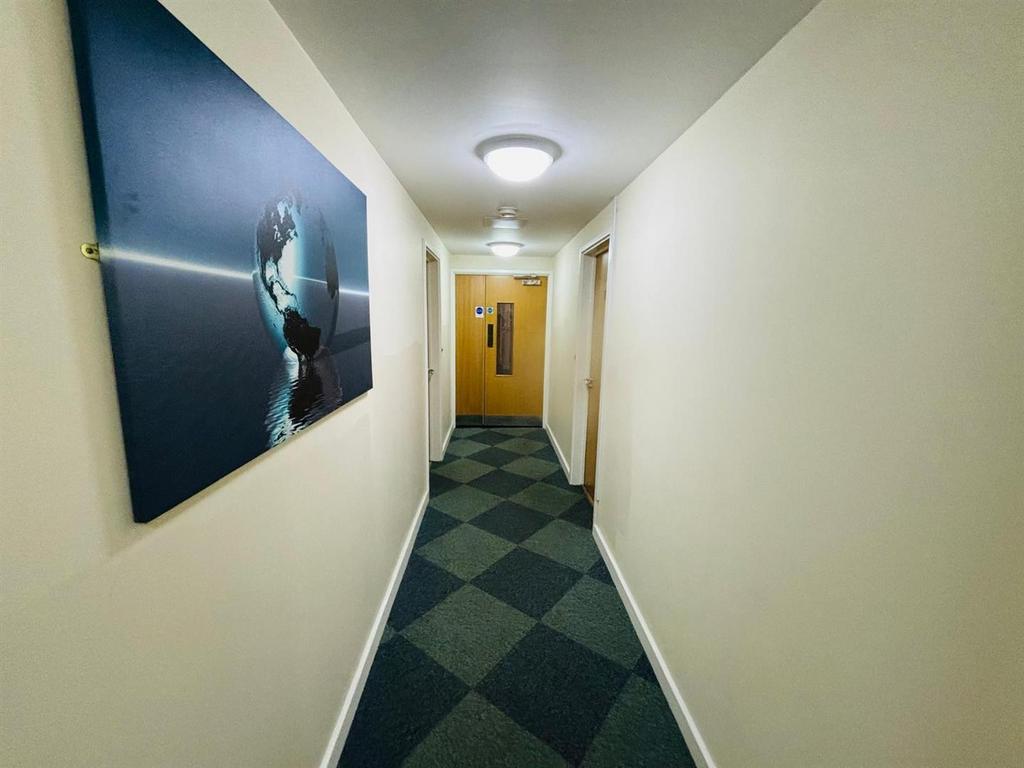 Entrance / Lobby: