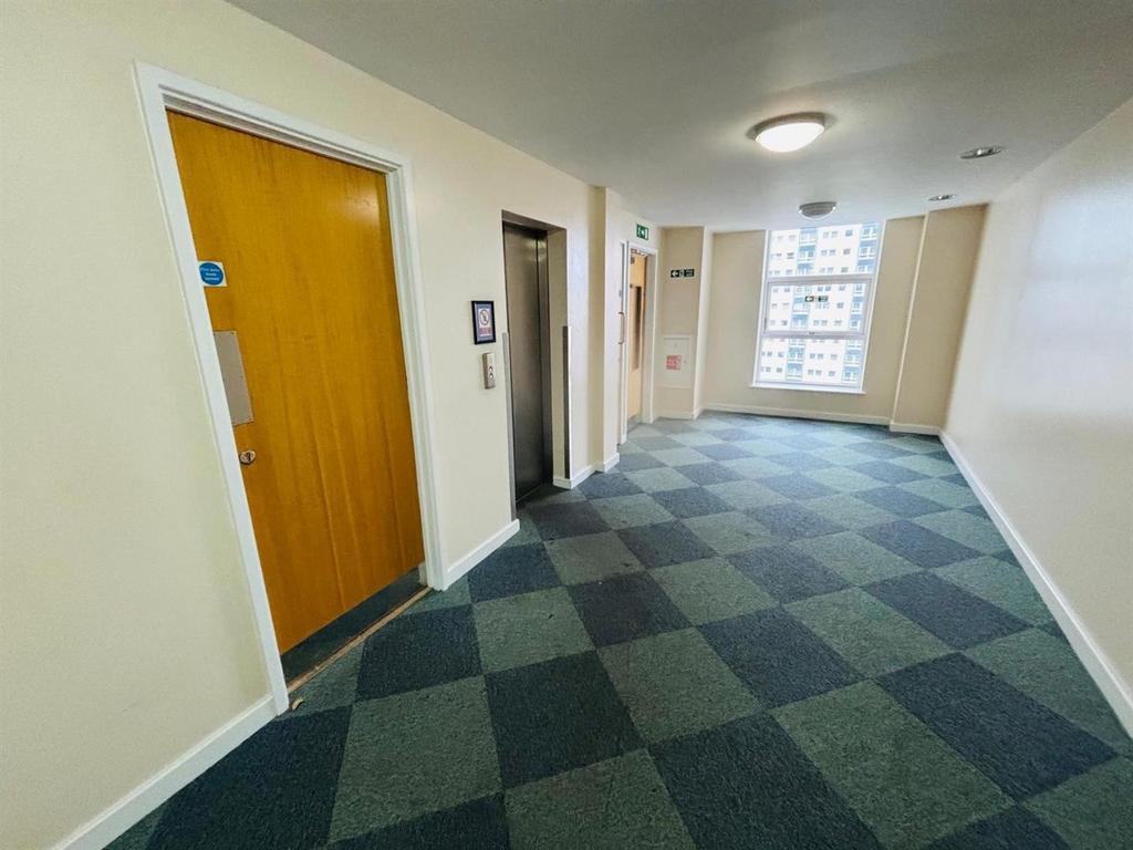 Entrance / Lobby: