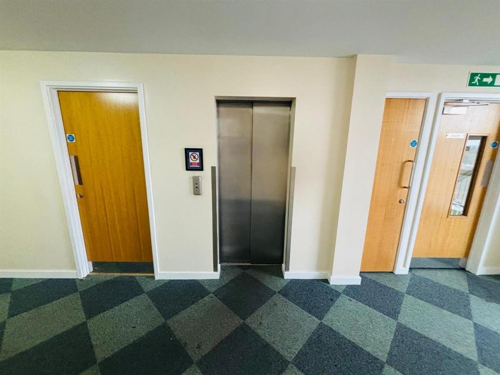 Entrance / Lobby: