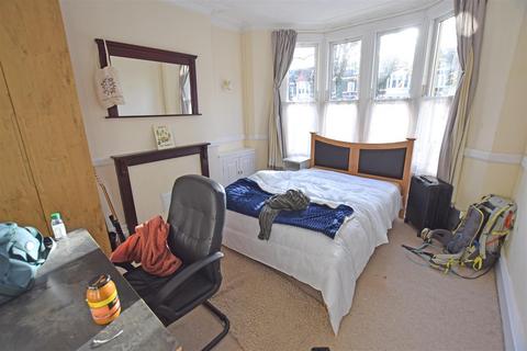 6 bedroom terraced house to rent, Africa Gardens, Heath/Gabalfa, Cardiff