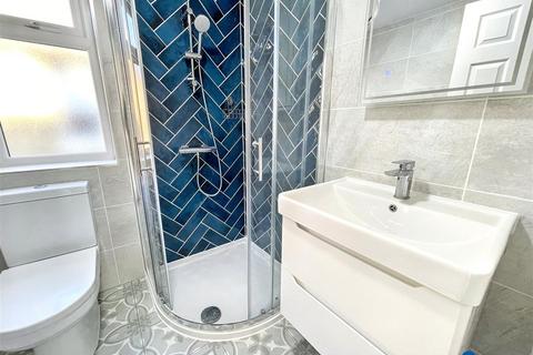 3 bedroom house to rent, Field Road, London
